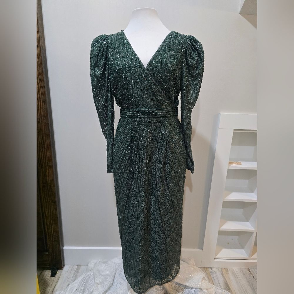 Mac Duggal Emerald Green Sequin V‑Neck Midi Dress - Picture 4 of 7